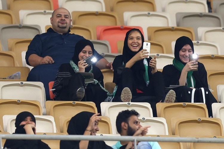 Arábia Saudita tem primeiro jogo de futebol com mulheres nas arquibancadas