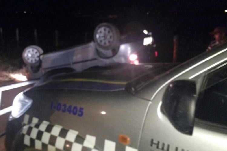 Suspeitos de assalto capotam carro durante fuga, em Itabaiana