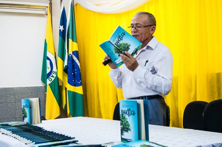 Poeta lança livro em São Miguel do Aleixo