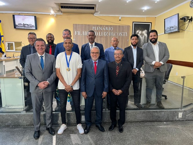 Vereador entrega Medalha de Honra ao Mérito a jogador estanciano na Arábia