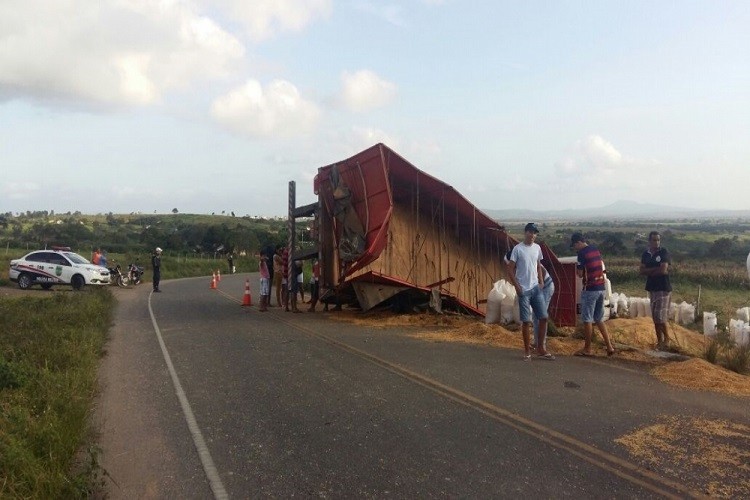 Carreta carregada de milho tomba em rodovia estadual em Frei Paulo