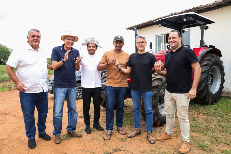 Senador Alessandro entrega seis tratores agrícolas para fortalecer agricultura familiar em Sergipe