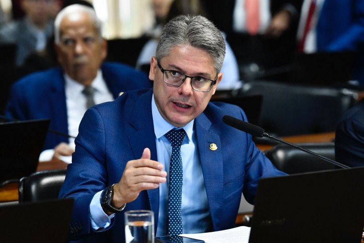 Projeto de Alessandro contra segregação de alunos bolsistas é aprovado na Comissão de Educação do Senado