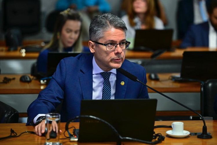 CE aprova projeto que garante acesso à água potável nas escolas públicas