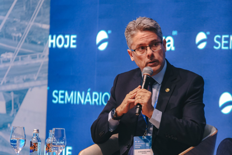 Alessandro Vieira reforça urgência de regulação do ambiente digital em seminário nacional em São Paulo