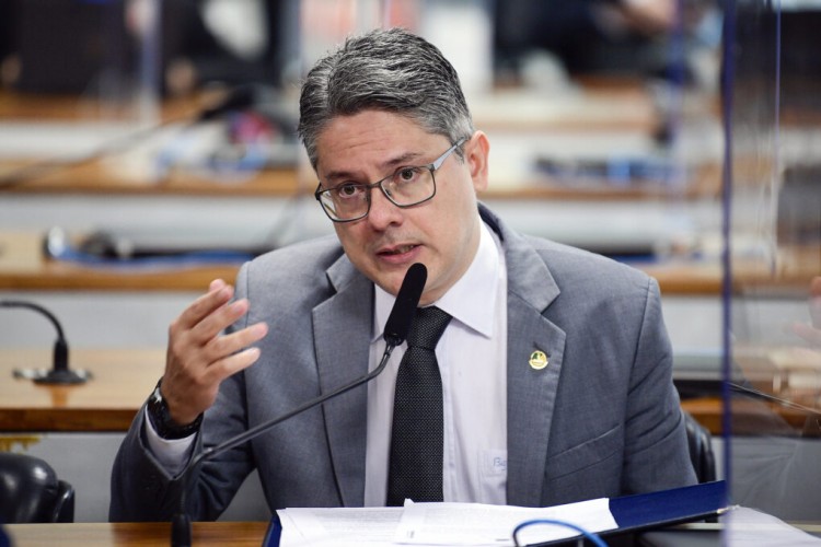 Projeto de autoria do senador Alessandro que cria apoio à saúde mental nas escolas vai à sanção presidencial