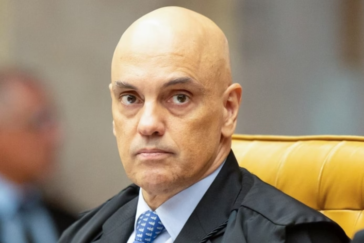 Moraes arquiva investigação contra Bolsonaro sobre cartão de vacina