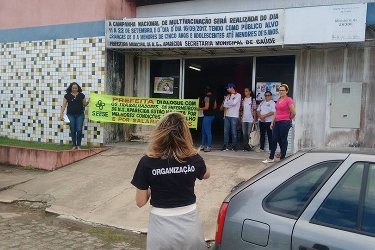 Enfermeiras de Aparecida paralisam as atividades e fazem ato na frente da clínica