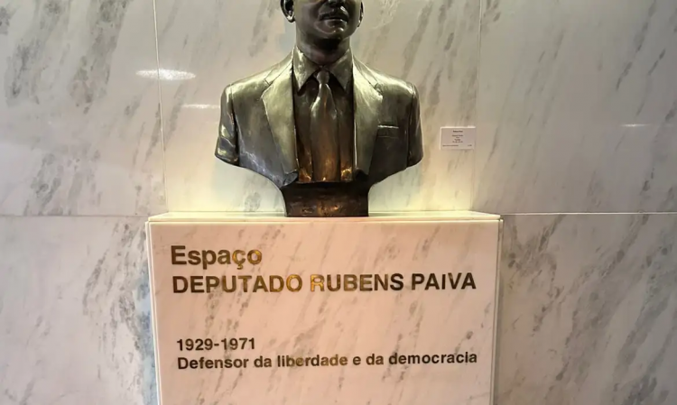Ato contra PL da Anistia é realizado em frente a busto de Rubens Paiva