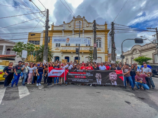 Servidores de Estância fazem escracho contra “Gestão da Fome” de Gilson Andrade