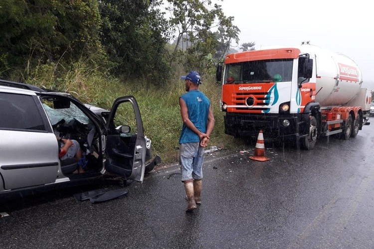 Colisão entre carro de passeio e caminhão-tanque deixa feridos em Malhador