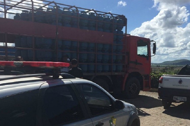 Caminhão com carga de botijões é recuperado em Ribeirópolis