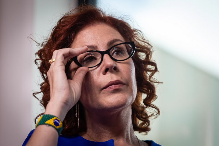 PGR pede prisão preventiva e inclusão de Carla Zambelli em lista da Interpol após deputada deixar o país