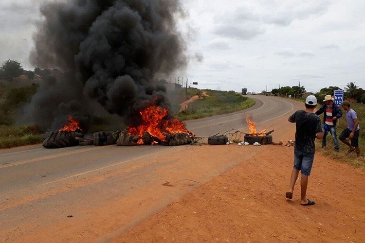 Moradores de Carira fecham BR-235 em protesto contra interdição do matadouro