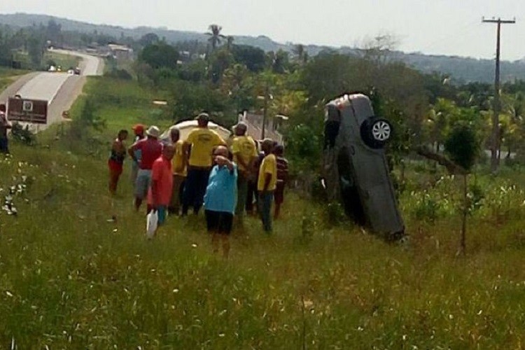 Carro fica na vertical após acidente na BR-235