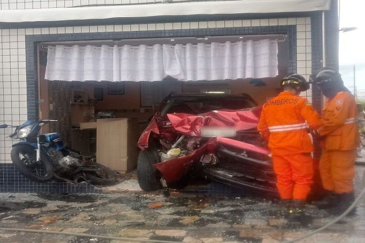 Cinco pessoas ficam feridas após carro invadir loja de bolos