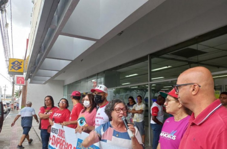 Centrais sindicais protestam em Aracaju por juros baixos e mais emprego