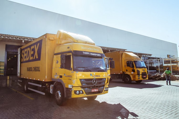 Governo Lula tenta blindar Correios, e estatal pena para conter gastos