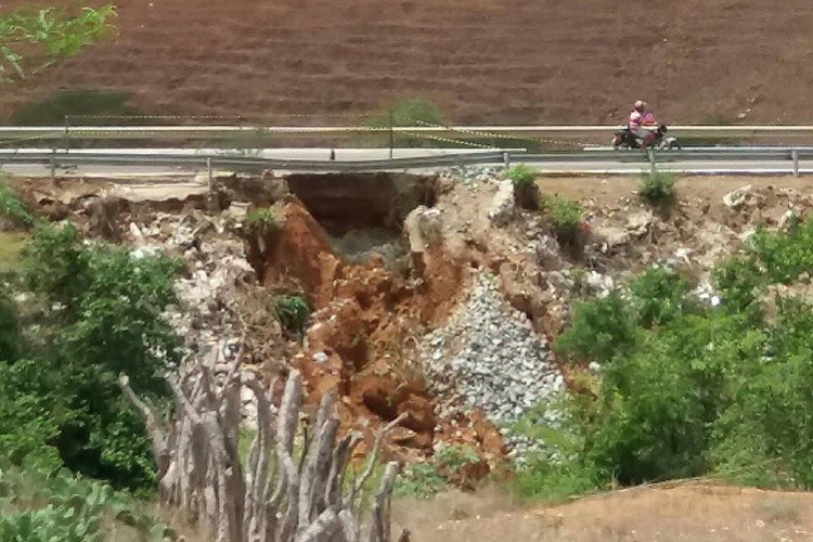 Chuva abre cratera na BR-235 no município de Carira