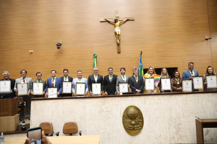 Jeferson Andrade homenageia deputados da 20ª Legislatura com Medalha da Ordem do Mérito Parlamentar