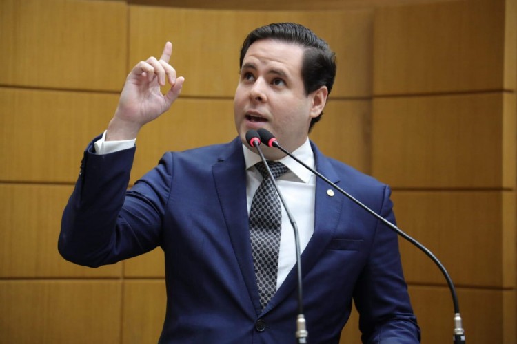 Rodrigo Valadares vira manchete nacional por empregar parentes; Política de Fato já havia denunciado