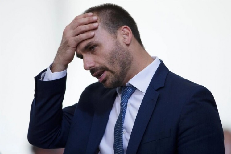 Motta envia pedido para cassar Eduardo Bolsonaro ao Conselho de Ética