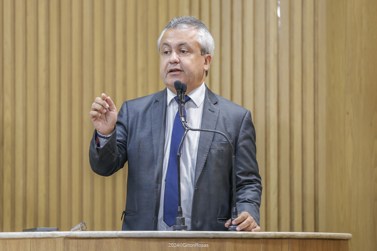 “Emília deve uma explicação à população sobre o sistemão do carro blindado”, denuncia Elber