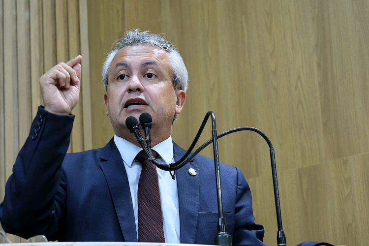 Elber alerta para interferência das Big Techs no debate político nacional e comenta ocorrido no Congresso Nacional