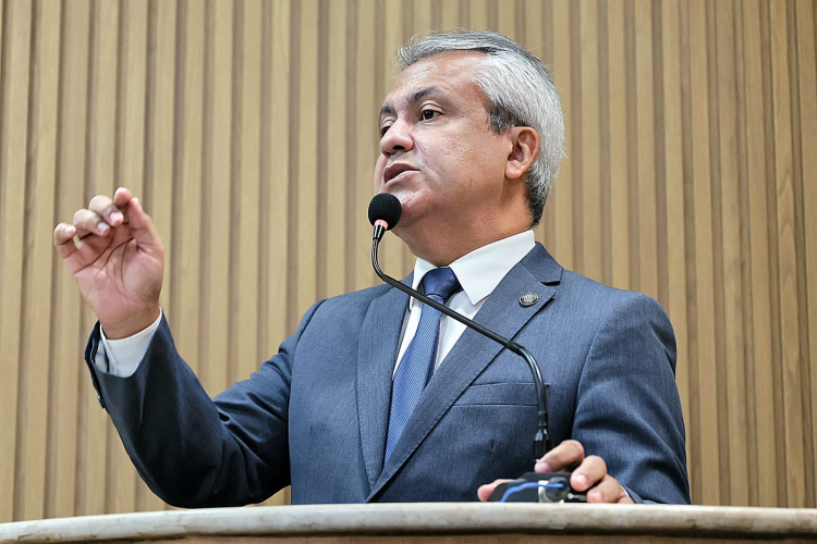 Elber destaca resgate e valorização dos servidores da CMA