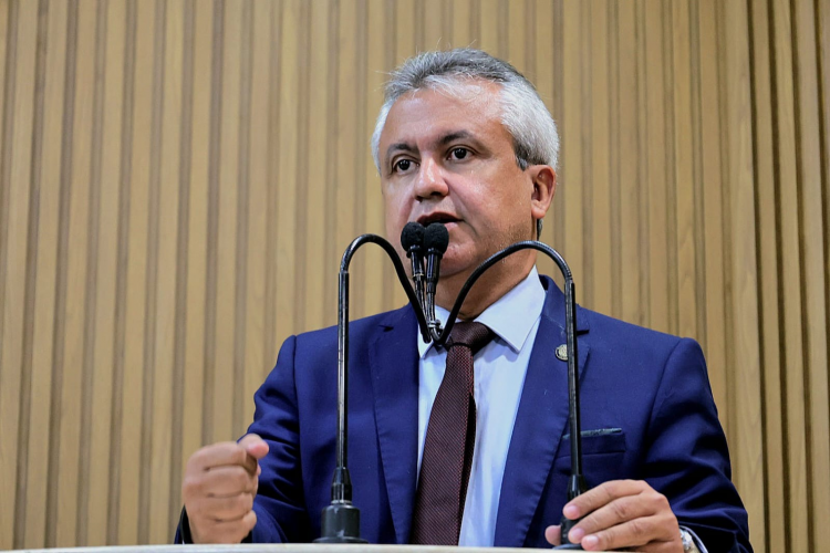 Elber questiona fala de Emília sobre prêmio de transporte público