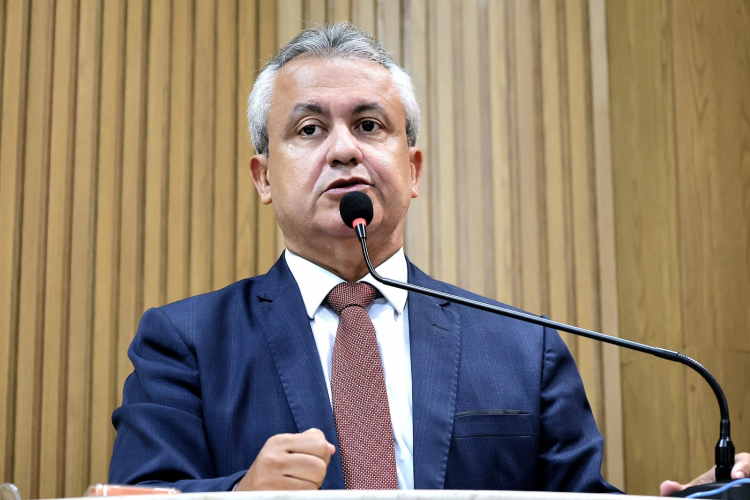 Elber denuncia falta de cuidadores nas escolas de Aracaju