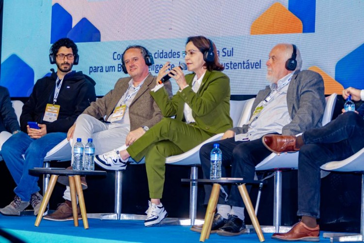 Em evento nacional, Emília defende avanços da eletromobilidade e isenção do ICMS para frota elétrica