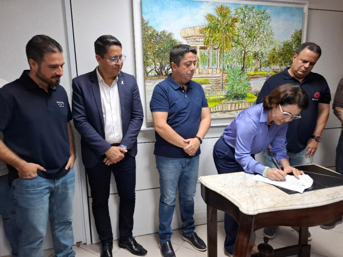 Prefeita de Aracaju, Emília Corrêa assina decreto autorizativo para a realização do Pré-Caju 2025