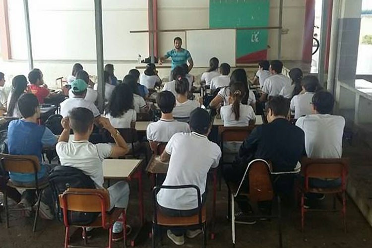 “Troco minha medalha por uma sala para estudar”, desabafa aluna sobre estrutura de escola