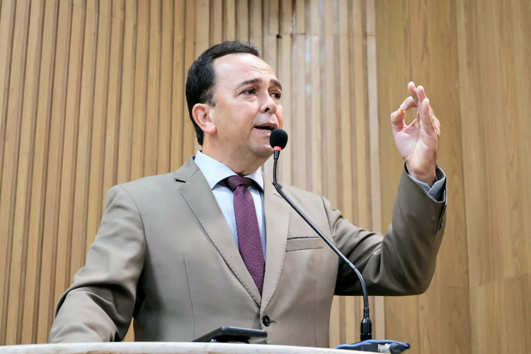 Fábio Meireles reivindica limpeza urbana básica em diversas vias de Aracaju