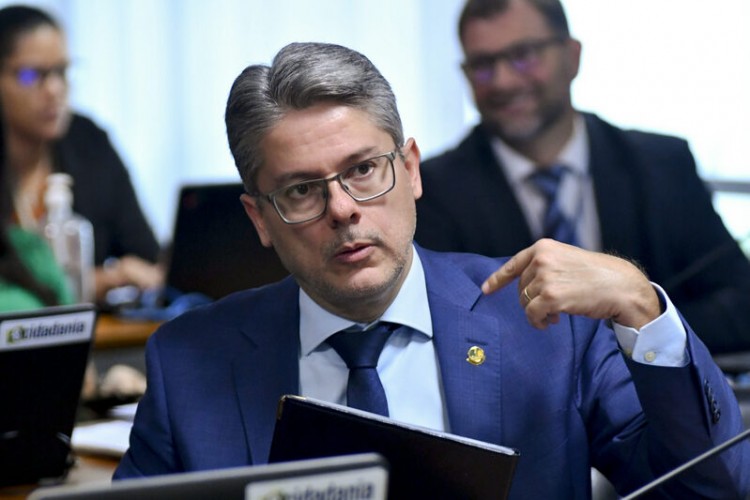 Senador é condenado por difamação e enjúria contra advogado