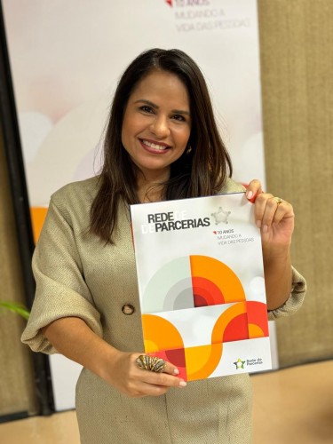 Diretora da Escola de Gestão da FAMES integra obra nacional que celebra os 10 anos da Rede de Parcerias