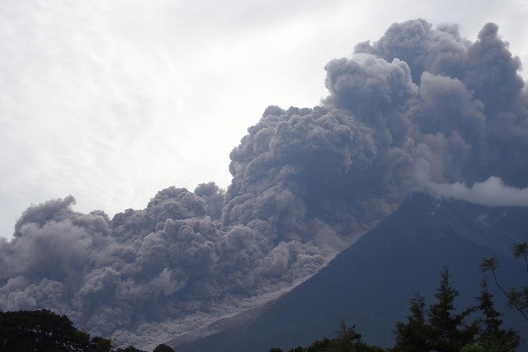 Sobe para 25 número de mortos por erupção de vulcão na Guatemala