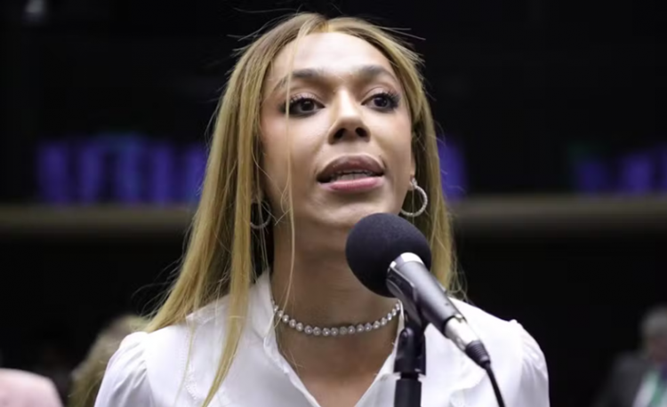 Governo Trump altera gênero de Erika Hilton para masculino em visto para EUA; ‘Transfobia de Estado’, afirma deputada