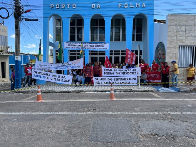 Servidores Municipais de Porto da Folha fazem ato durante a visita do governador para denunciar a falta de valorização