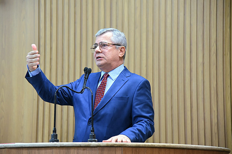 Iran parabeniza professores empossados em Aracaju e cobra a convocação dos demais aprovados