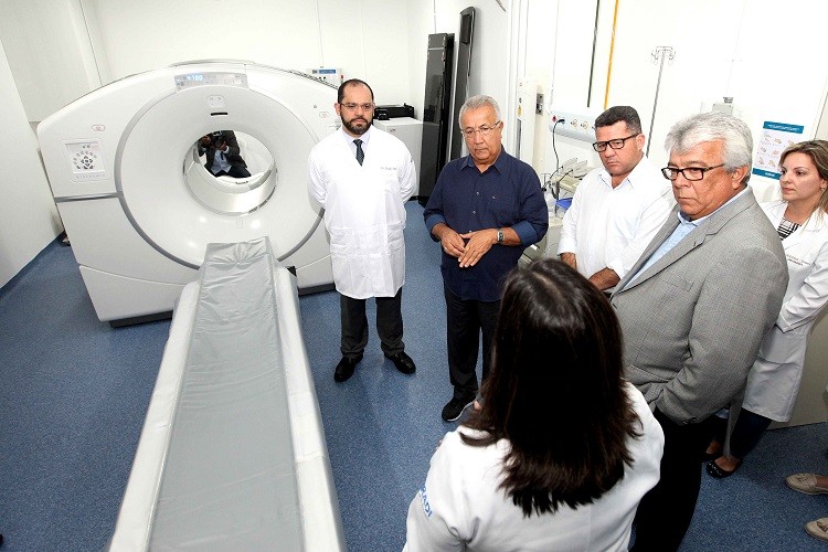 Governador visita clínica especializada em radioterapia e anuncia ampliação de tratamento oncológico