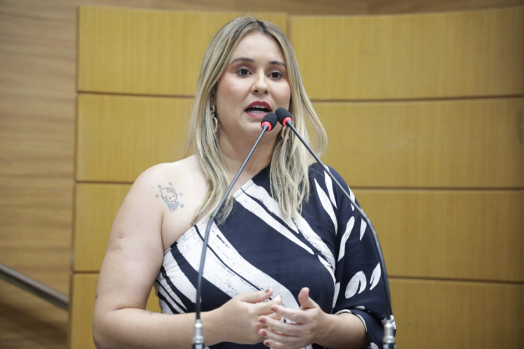 Sancionada Lei que institui o Mês Maio Amarelo Animal, de autoria da deputada Kitty Lima