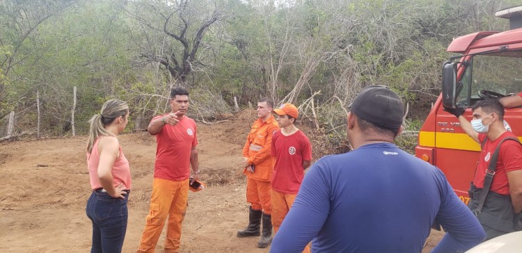 Kitty vai até local e denuncia incêndio em área de caatinga: “Governo é omisso"