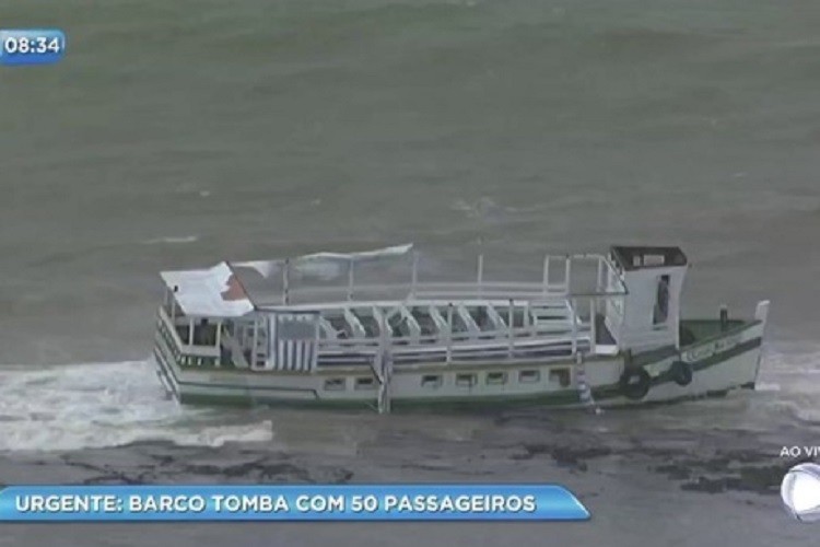 Lancha naufraga com cerca de 130 pessoas a bordo em Salvador