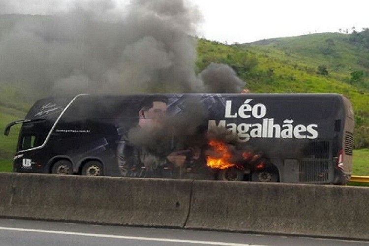 Ônibus do cantor sertanejo Léo Magalhães pega fogo na Via Dutra, em Resende, RJ