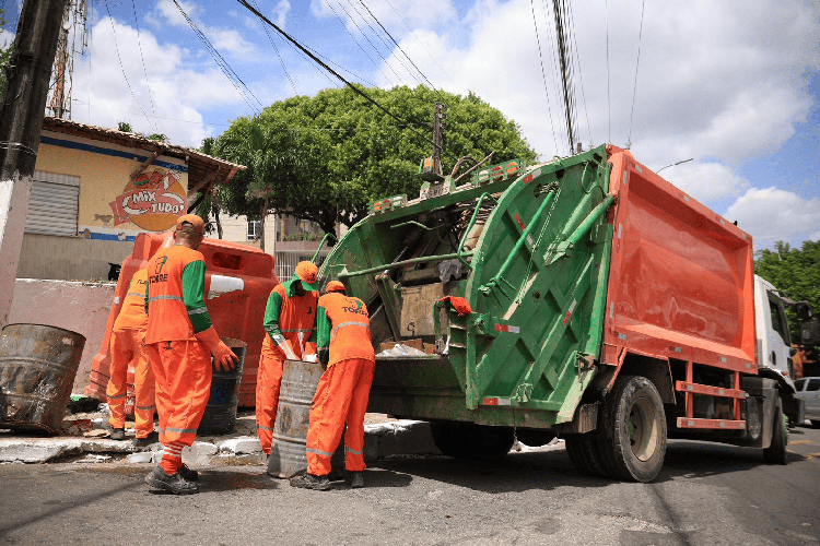Caminhões de lixo passam horas parados na porta de ponto de transbordo em Nossa Senhora do Socorro