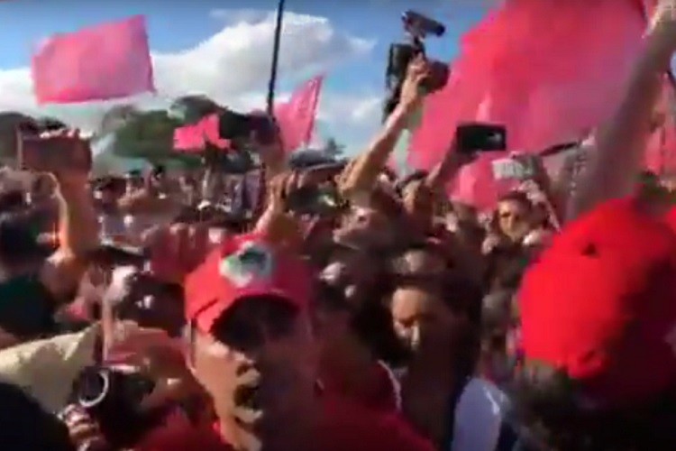 “Desce, desce”: Ônibus de Lula é obrigado a parar na cidade de São Domingos