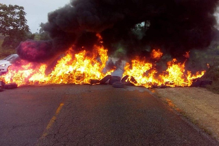 Manifestantes bloqueiam rodovia em São Domingos