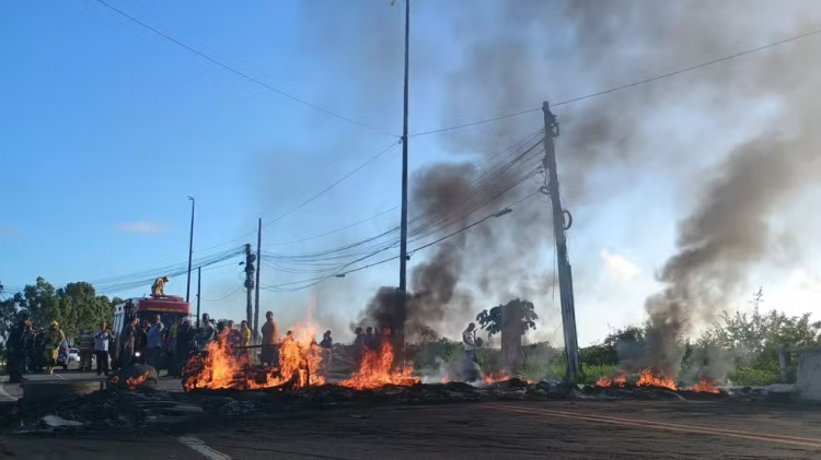Feirantes bloqueiam via durante protesto contra mudança de local da feira em Nossa Senhora do Socorro